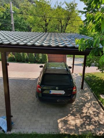 Vas szerkezetű, tripla kocsibeálló, cserepes lemez fedessel 05