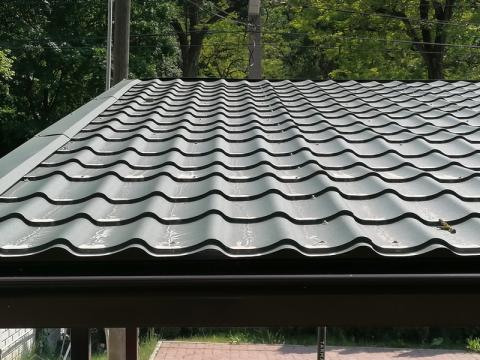 Vas szerkezetű, tripla kocsibeálló, cserepes lemez fedessel 06