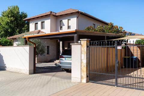 Napelemes Kocsibello Fa Szerkezetes Autobeallo Elektromos Auto Tolto Szimpa Beallo Egyedi Deluxe Building