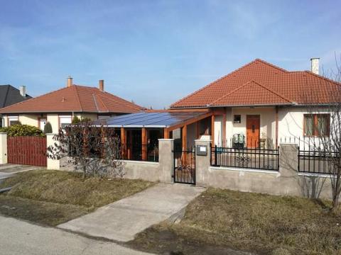 napelemes_autobeallo_ragasztott_fa_szerkezettel