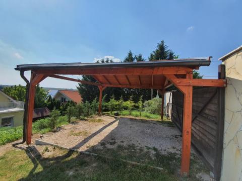 Ragasztott fa szekezetű, lambériázott, zsindely fedésű kocsibeálló 02