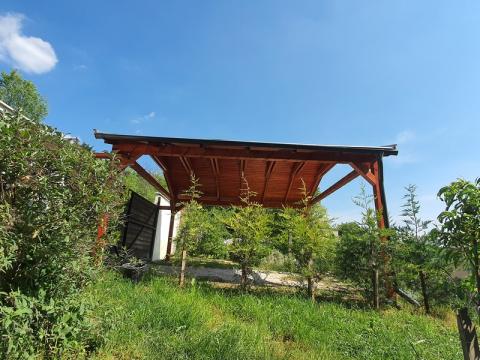 Ragasztott fa szekezetű, lambériázott, zsindely fedésű kocsibeálló 03