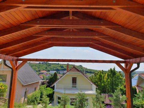 Ragasztott fa szekezetű, lambériázott, zsindely fedésű kocsibeálló 04