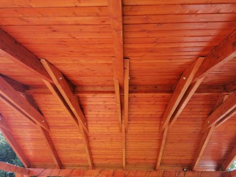 Ragasztott fa szekezetű, lambériázott, zsindely fedésű kocsibeálló 05