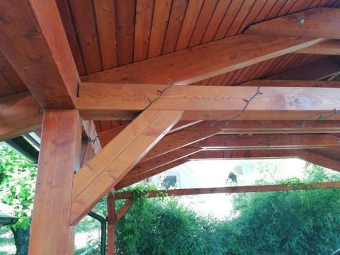 Ragasztott fa szekezetű, lambériázott, zsindely fedésű kocsibeálló 06