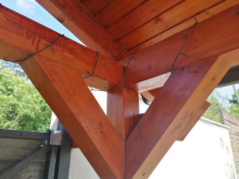 Ragasztott fa szekezetű, lambériázott, zsindely fedésű kocsibeálló 07