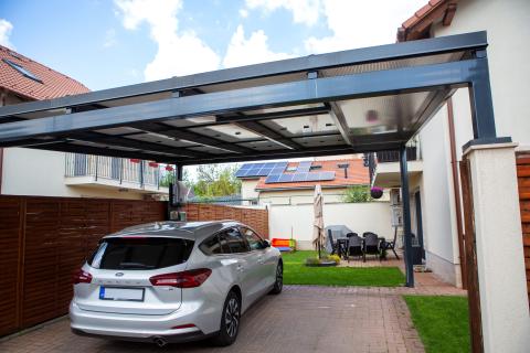 Deluxe Building napelemes kocsibeálló vas szerkezettel