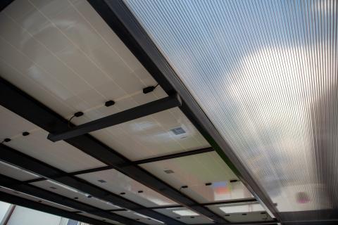 Deluxe Building napelemes kocsibeálló vas szerkezettel