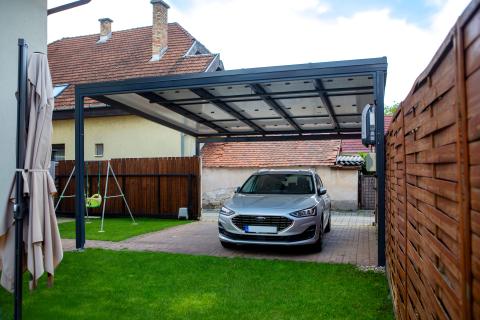 Deluxe Building napelemes kocsibeálló vas szerkezettel