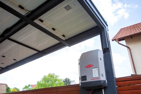 Deluxe Building napelemes kocsibeálló vas szerkezettel