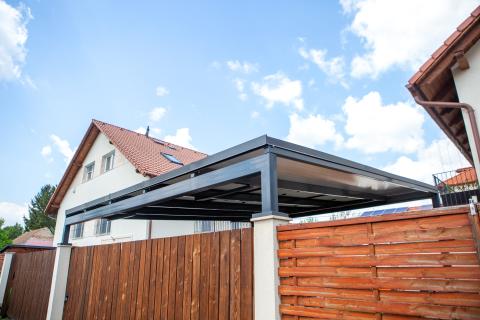 Deluxe Building napelemes kocsibeálló vas szerkezettel