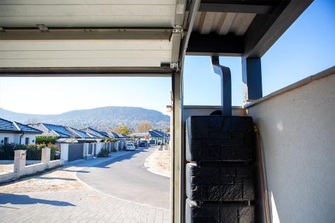 Deluxe Building egyedi trapézlemez fedésű kocsibeálló, Hörmann garázskapuval