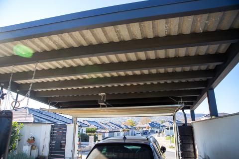 Deluxe Building egyedi trapézlemez fedésű kocsibeálló, Hörmann garázskapuval