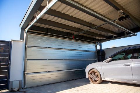 Deluxe Building egyedi trapézlemez fedésű kocsibeálló, Hörmann garázskapuval