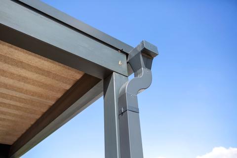 Nagy alapterületű fa kocsibeálló trapézlemez fedéssel