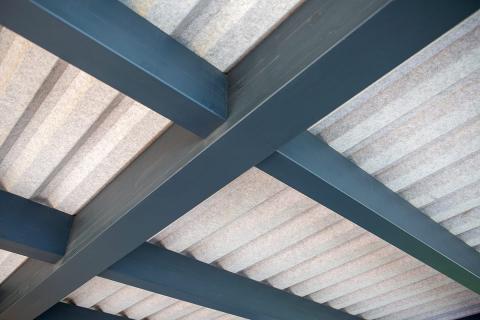 Nagy alapterületű fa kocsibeálló trapézlemez fedéssel