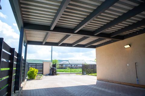 Nagy alapterületű fa kocsibeálló trapézlemez fedéssel