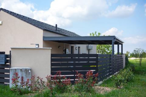 Nagy alapterületű fa kocsibeálló trapézlemez fedéssel