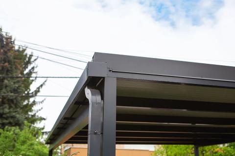 Modern Deluxe Building kocsibeálló, letisztult antracit színű alumínium szerkezettel és szendvicspanel fedéssel