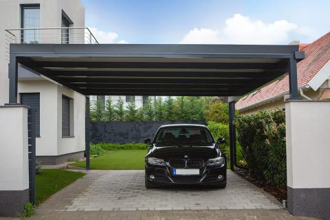 Modern Deluxe Building kocsibeálló, letisztult antracit színű alumínium szerkezettel és szendvicspanel fedéssel