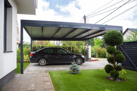 Modern Deluxe Building kocsibeálló, letisztult antracit színű alumínium szerkezettel és szendvicspanel fedéssel