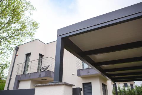 Modern Deluxe Building kocsibeálló, letisztult antracit színű alumínium szerkezettel és szendvicspanel fedéssel