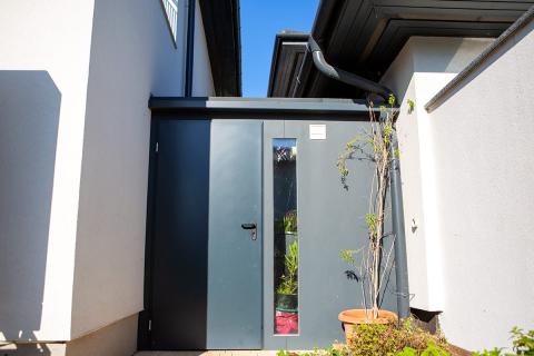 Deluxe Building egyedi trapézlemez fedésű kocsibeálló, Hörmann garázskapuval