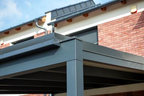 Szendvicspanel fedésű kocsibeálló, antracit színű rétegragasztott fa szerkezettel