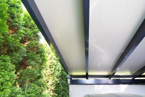 Tripla kocsibeálló antracit színű alumínium vázzal, szendvicspanel- és üvegfedéssel