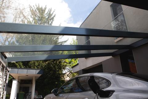 Tripla kocsibeálló antracit színű alumínium vázzal, szendvicspanel- és üvegfedéssel.