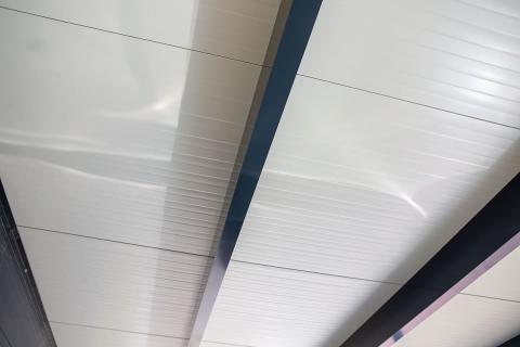 Deluxe egyedi alumínium szerkezetű kocsibeálló antracit színben, szendvicspanel fedéssel és tárolóval