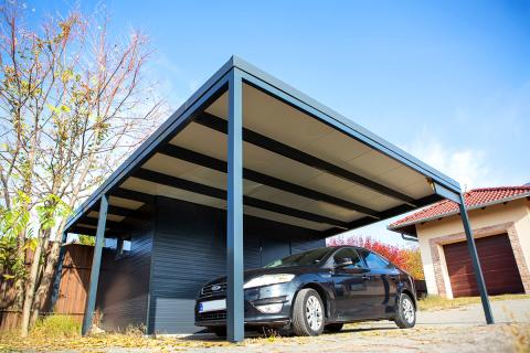 Deluxe egyedi alumínium szerkezetű kocsibeálló antracit színben, szendvicspanel fedéssel és tárolóval