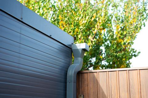 Deluxe egyedi alumínium szerkezetű kocsibeálló antracit színben, szendvicspanel fedéssel és tárolóval