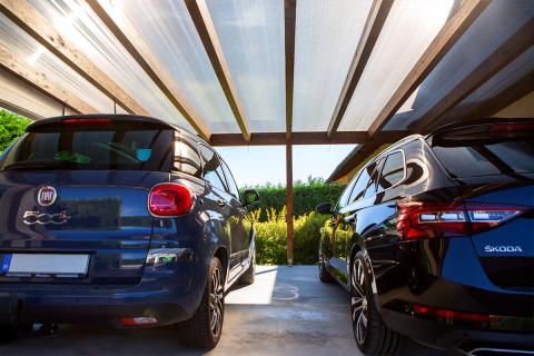 Egyedi igények alapján készült terméskővel borított dupla kocsibeálló